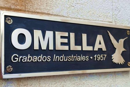 Placa de bronce grabada en relieve